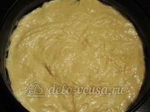 Пирог с черникой и кремом: Выложить тесто в форму