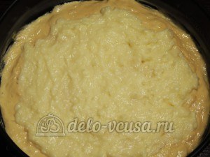 Пирог с черникой и кремом: Выложить на тесто крем
