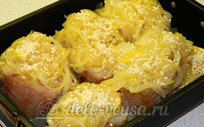 Треска с соусом, посыпанная кунжутом перед запеканием