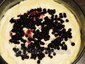 Пирог с черникой и кремом: Выложить чернику
