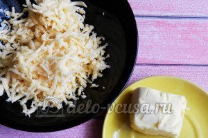 Полента с тефтелями: Сыр трем на крупной терке