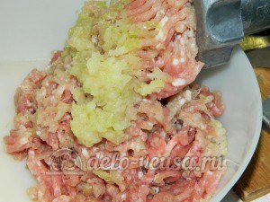 Яичная лапша с мясом и овощами: Перекрутить мясо и лук на мясорубке