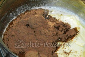 Пирожное картошка с орехами: Добавляем какао и масло