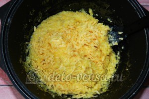 Полента с тефтелями: Сыр и масло добавляем в кашу
