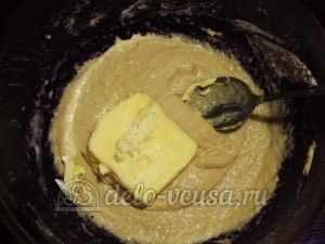 Пирог с черникой и кремом: Добавить масло