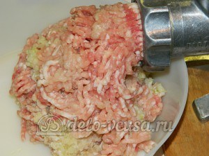 Котлеты с овсяными хлопьями: Измельчить мясо и лук в мясорубке