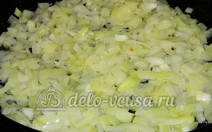Щи с фрикадельками: Обжарить репчатый лук Щи с фрикадельками: Обжарить репчатый лук