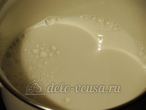 Пирог с черникой и кремом: Разогреть молоко