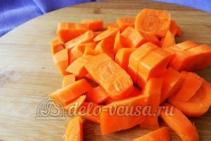 Курица под овощами: Порезать морковку