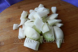 Курица под овощами: Порезать репчатый лук