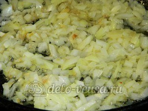 Яичная лапша с мясом и овощами: Обжарить репчатый лук