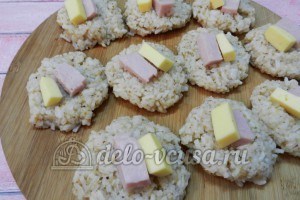 Рисовые крокеты: Кладем кусочек сыра