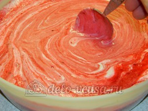 Пирог с красной смородиной: Перемешать белки и сок