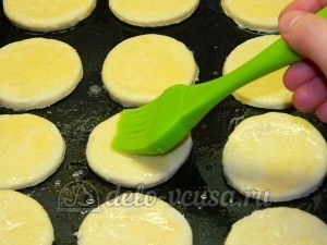 Творожное печенье с маком: Смазать печенье взбитым яйцом