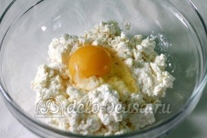 Классические сырники: Вбить яйца