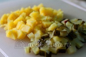 Винегрет с кукурузой: Нарезать картошку и огурцы