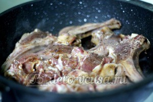 Жареный ягненок в кисло-сладком соусе: Кладем мясо на сковородку