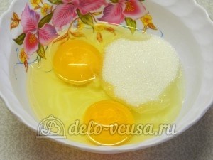 Печенье Орешки: Соединить яйца с сахаром