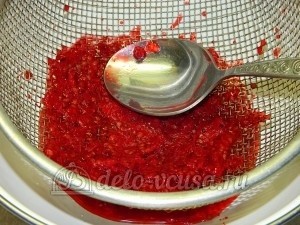 Пирог с красной смородиной: Размять ягоды