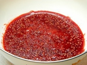 Пирог с красной смородиной: Отжать из смородины сок