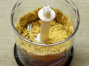 Десерт из айвы с творогом: Измельчить печенье в блендере