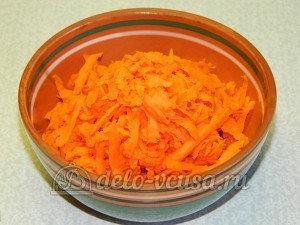 Куриный суп с лимоном: Натереть морковь