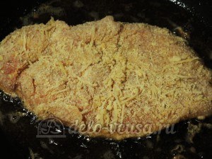 Курица миланезе: Кладем на разогретую сковородку