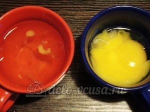 Кростата с творогом: Отделить желтки от 3 яиц