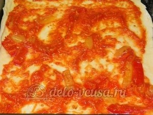 Пицца с овощами: Тесто смазать томатным соусом