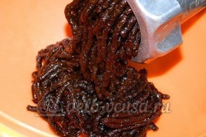 Бисквитный торт с черносливом: Чернослив измельчить