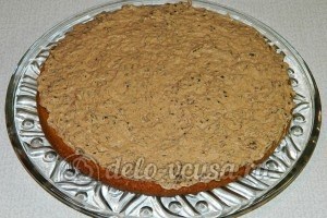 Бисквитный торт с черносливом: Смазать корж кремом