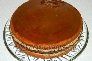 Бисквитный торт с черносливом: Смазать верх и края торта сгущенкой