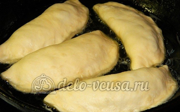 Чебуреки с говядиной: Выложить на сковороду с маслом