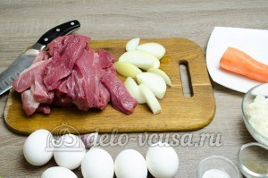 Мясной рулет с яйцом: Нарезать мясо и репчатый лук