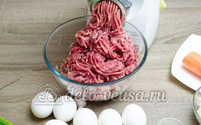 Мясной рулет с яйцом: Измельчить мясо и лук