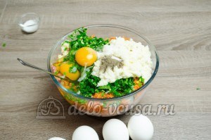 Мясной рулет с яйцом: Добавить яйца и специи