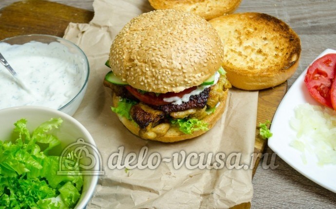 Гамбургер с курицей: Сформируйте бутерброд
