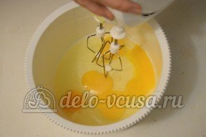 Пирог с шоколадной начинкой: Взбиваем яйца