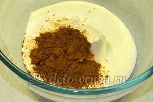 Бисквитные пирожные: В творог добавить какао и сахарную пудру
