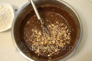 Шоколадное печенье с орехами: Измельчить орехи и добавить в тесто