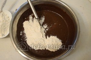 Шоколадное печенье с орехами: Частями ввести в тесто муку