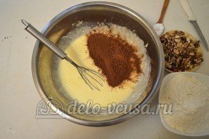 Шоколадное печенье с орехами: Добавляем какао