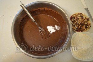 Шоколадное печенье с орехами: Добавить соду