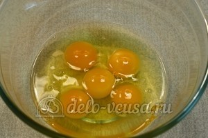 Пшенные блины: Разбила яйца в емкость