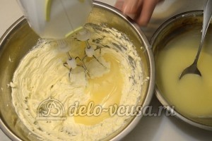 Бисквитный торт с кремом Шарлотт: Взбить масло, добавить в него сироп