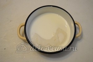 Бисквитный торт с кремом Шарлотт: Молоко с сахаром довести до кипения