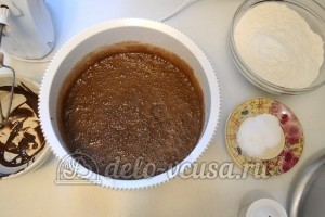 Шоколадный бисквитный торт: Добавить растопленный шоколад