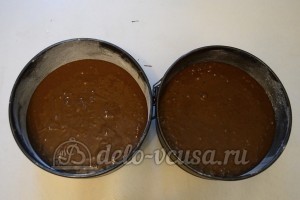 Шоколадный бисквитный торт: Выливаем тесто в форму