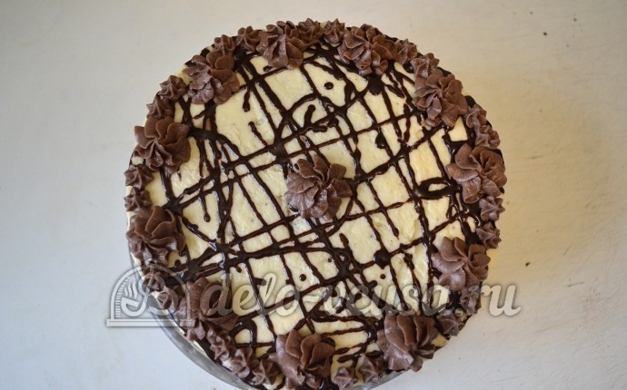 Шоколадный бисквитный торт: Украшаем торт Шоколадный бисквитный торт: Украшаем торт