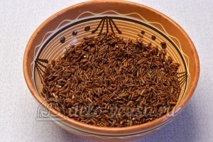 Красный рис с мясом: Отварить рис